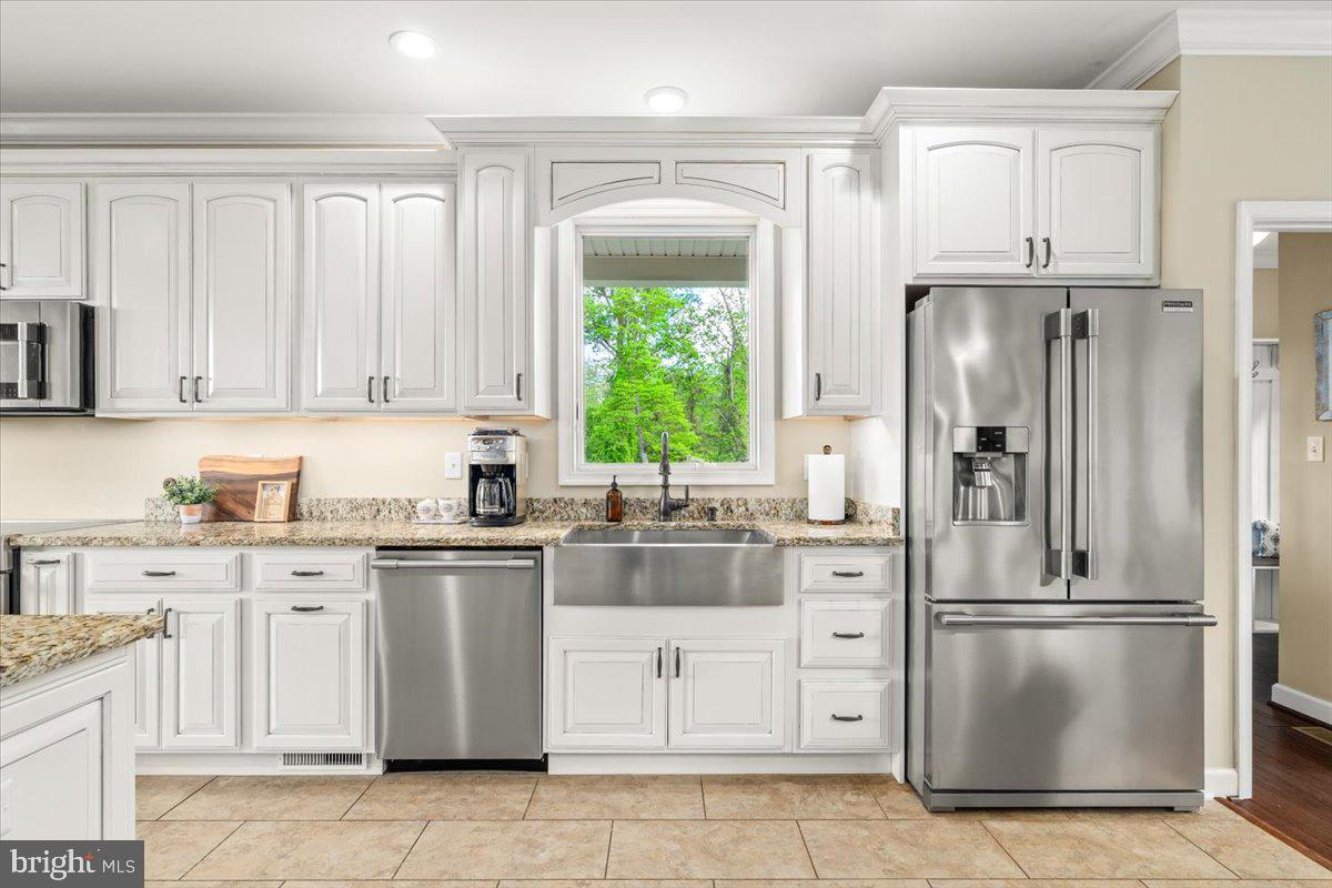 2802 Ward Kline Road Myersville, MD 21773 - Photo 11 of 85 Kitchen with stainless appliances