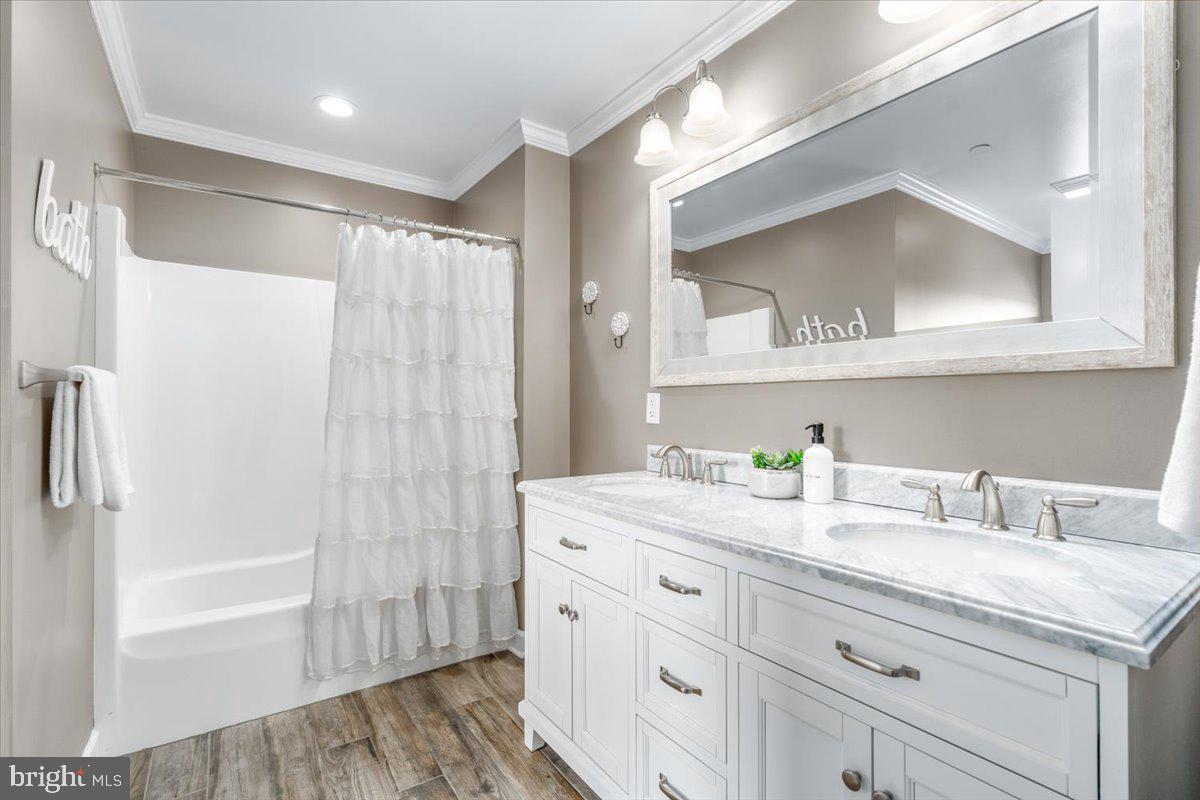 2802 Ward Kline Road Myersville, MD 21773 - Photo 40 of 85 Upper level shared full bathroom