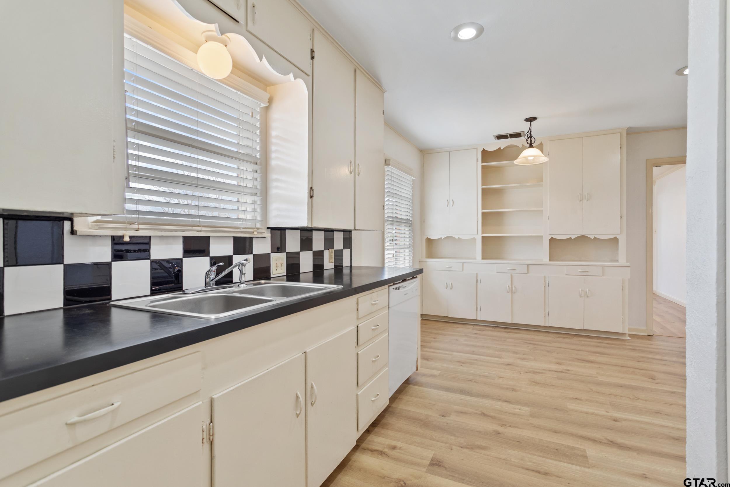 921 East Barbara Street Tyler, TX 75701 - Photo 13 of 33