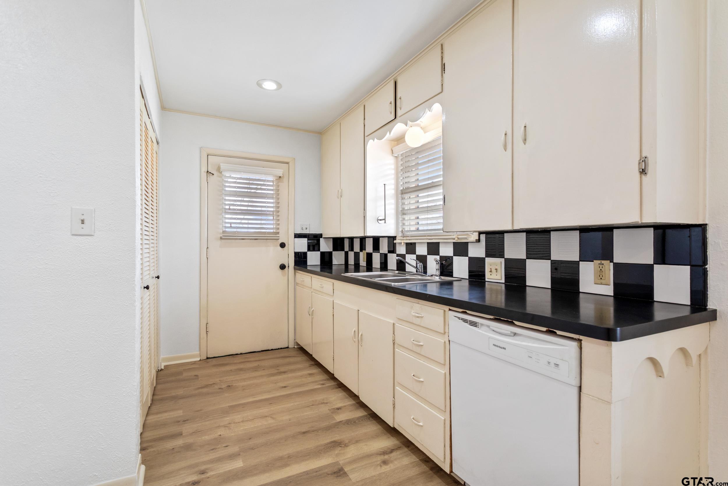 921 East Barbara Street Tyler, TX 75701 - Photo 14 of 33