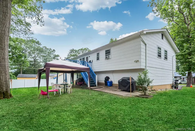 a view of a house with backyard