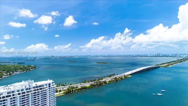 a en suite bathroom with a double vanity sink and a mirror