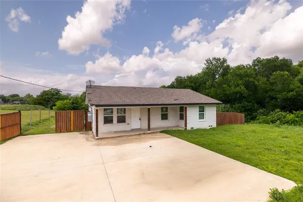 a view of a house with a backyard