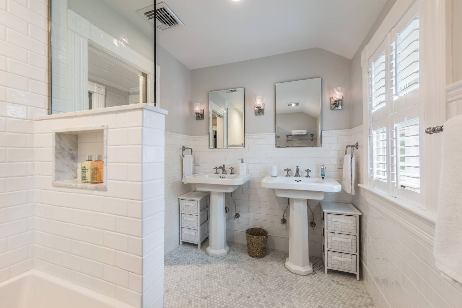 46 Maple Lane East Hampton, NY 11937 - Photo 10 of 21 a bathroom with a sink a chandelier and a bath tub