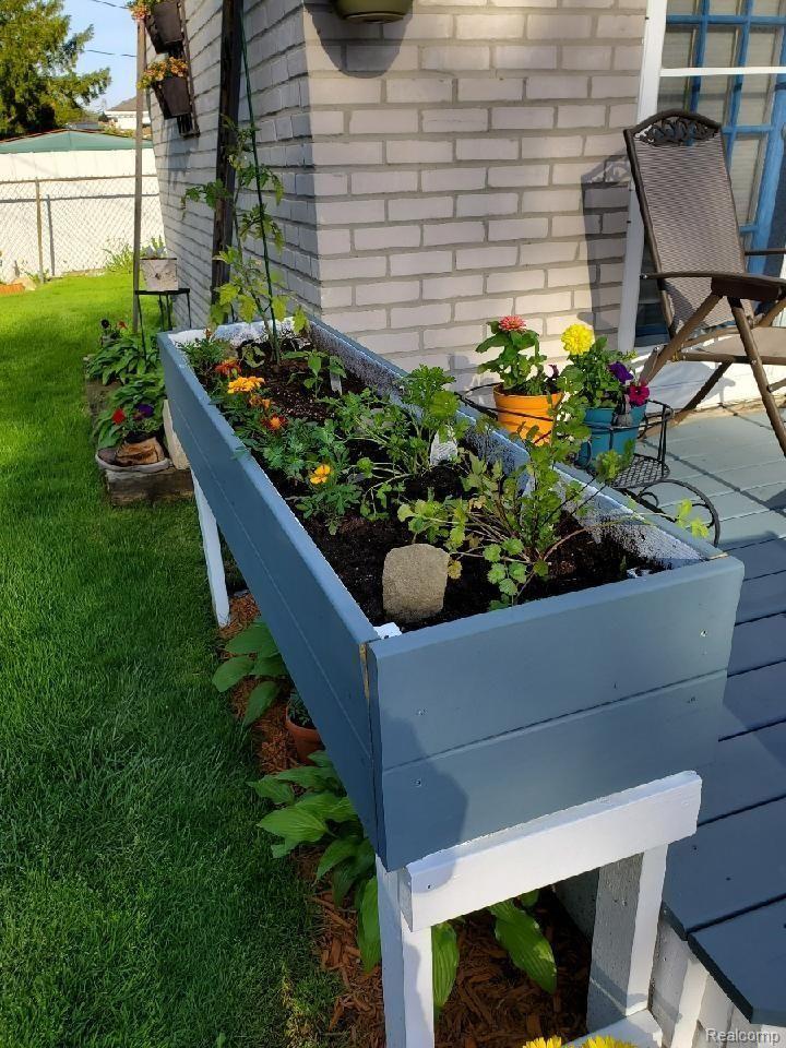 32240 Marblehead Road Farmington, MI 48336 - Photo 15 of 17 Custom flower boxes