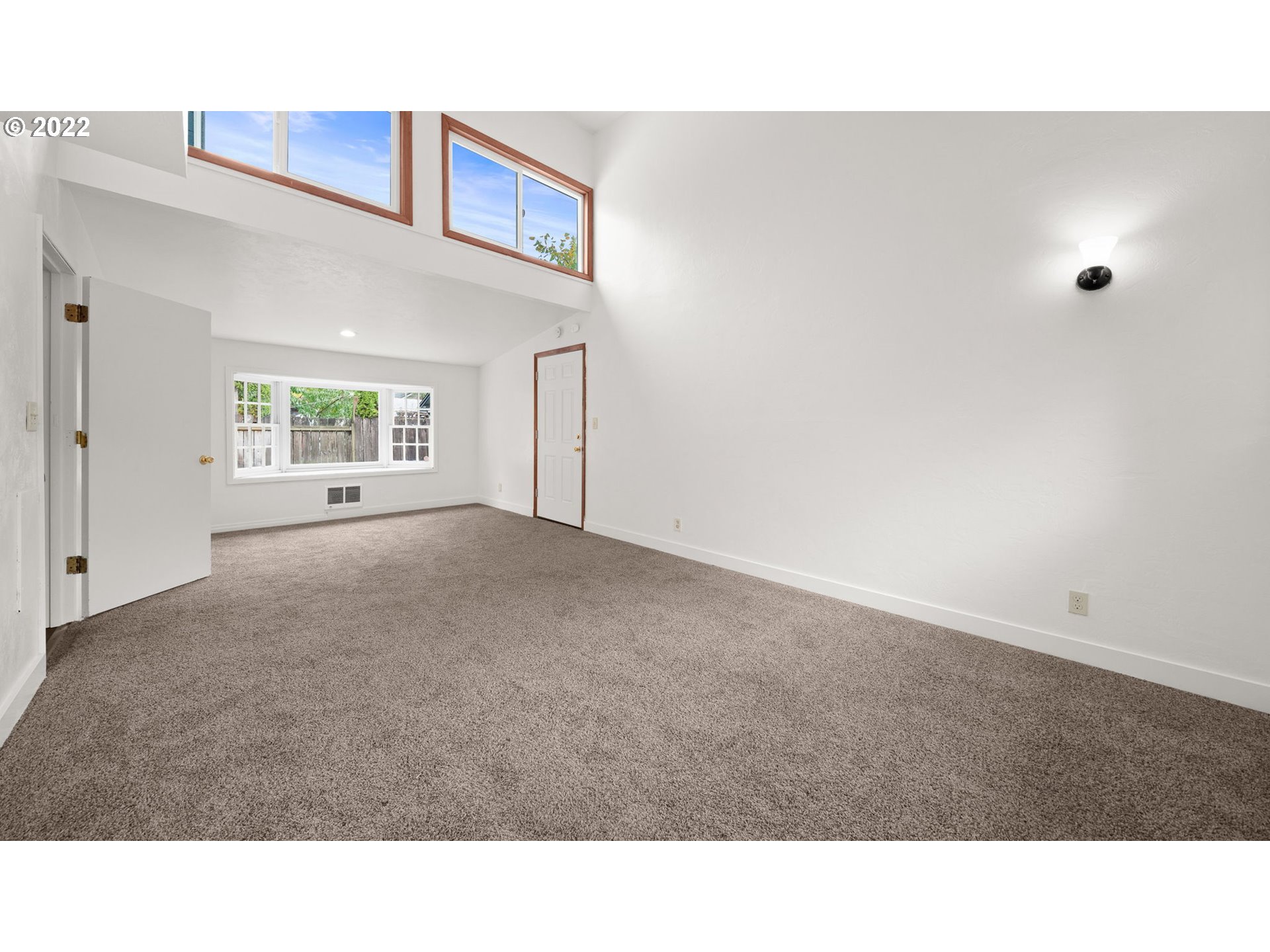 230 1/2 17th Street Springfield, OR 97477 - Photo 13 of 29 a open hall with a window