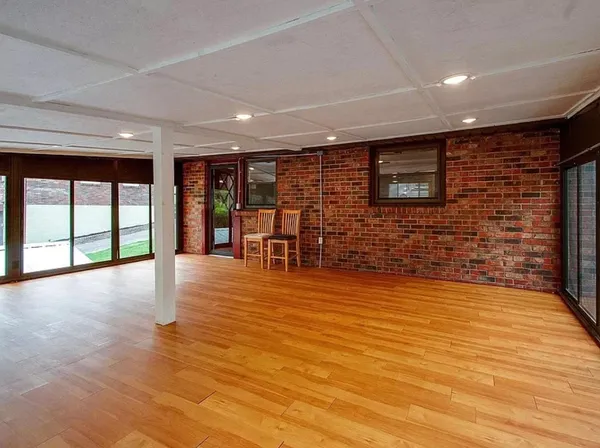 a view of a livingroom with furniture