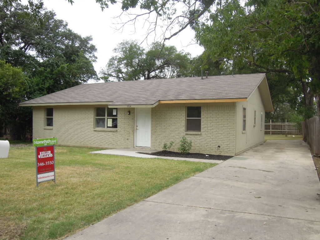 604 West Street Georgetown, TX 78626 - Photo 1 of 1 a front view of a house with a yard
