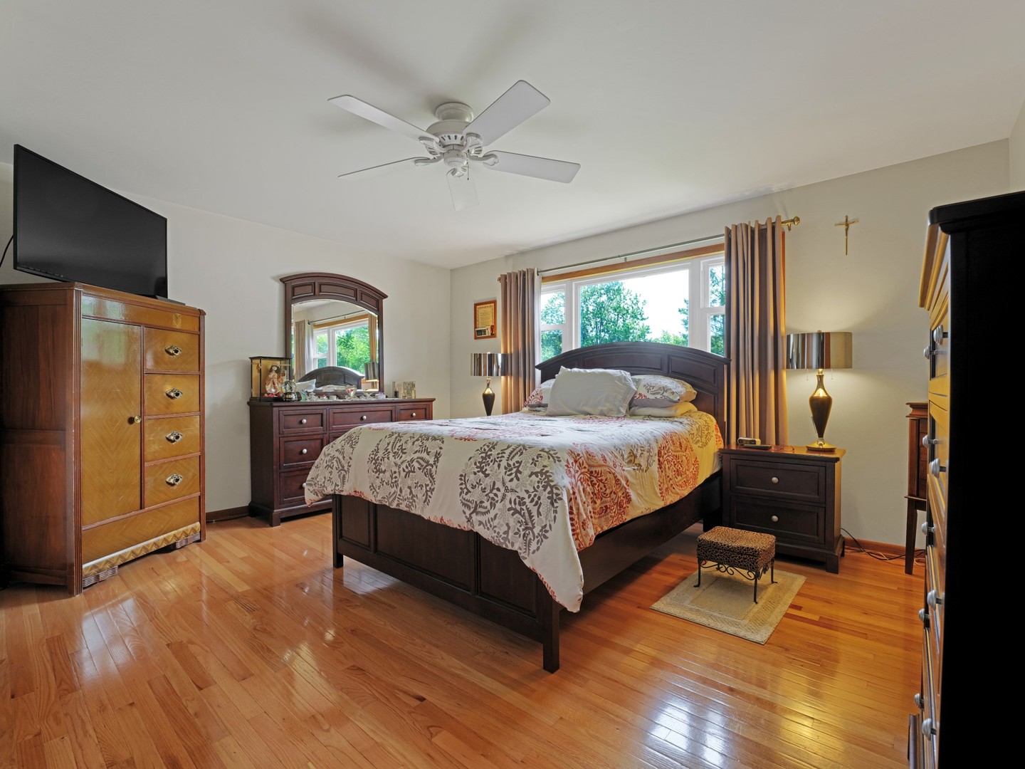 58 South Beck Road Lindenhurst, IL 60046 - Photo 20 of 37 a bedroom with a bed and a dresser