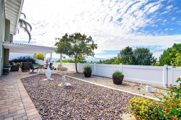 a view of a backyard