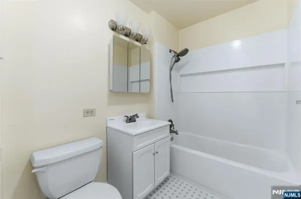 $2,200 | 1111 River Road, Unit C6, Edgewater, NJ 07020