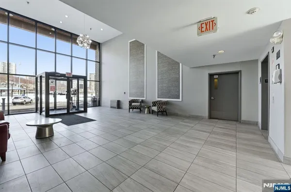 $2,200 | 1111 River Road, Unit C6, Edgewater, NJ 07020