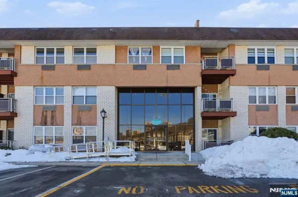 $2,200 | 1111 River Road, Unit C6, Edgewater, NJ 07020