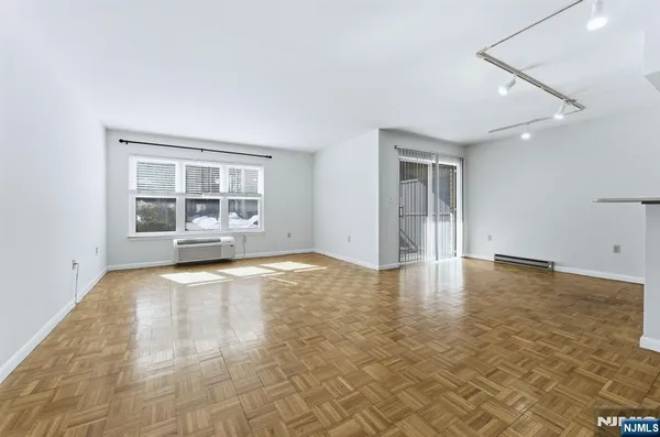 $2,200 | 1111 River Road, Unit C6, Edgewater, NJ 07020