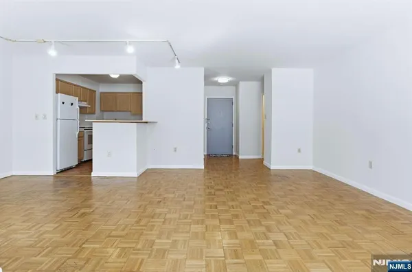 $2,200 | 1111 River Road, Unit C6, Edgewater, NJ 07020