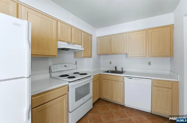$2,200 | 1111 River Road, Unit C6, Edgewater, NJ 07020
