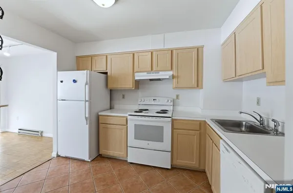$2,200 | 1111 River Road, Unit C6, Edgewater, NJ 07020