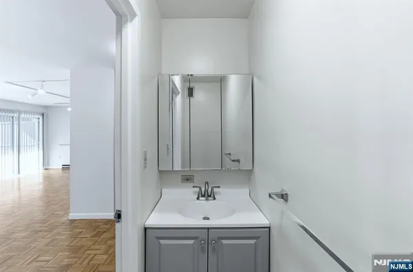 $2,200 | 1111 River Road, Unit C6, Edgewater, NJ 07020