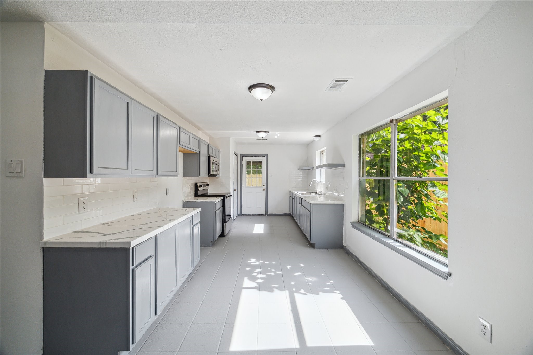 604 Briarclift Lane Baytown, TX 77521 - Photo 5 of 15