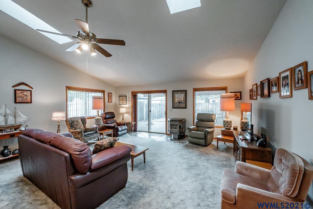 1749 Springtime Court Northeast Keizer, OR 97303 - Photo 11 of 42 Gallery Image 11