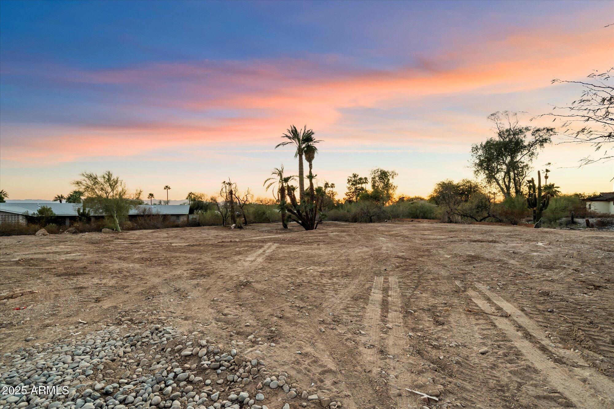6218 North Palo Cristi Road, Unit 10 Paradise Valley, AZ 85253 - Photo 17 of 33 a view of a dry yard