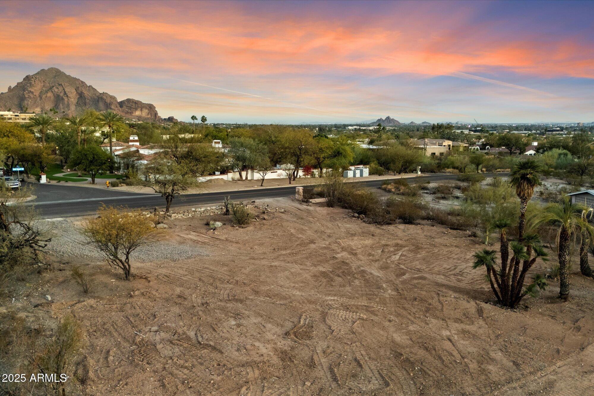 6218 North Palo Cristi Road, Unit 10 Paradise Valley, AZ 85253 - Photo 8 of 33 a view of a terrace with skyline