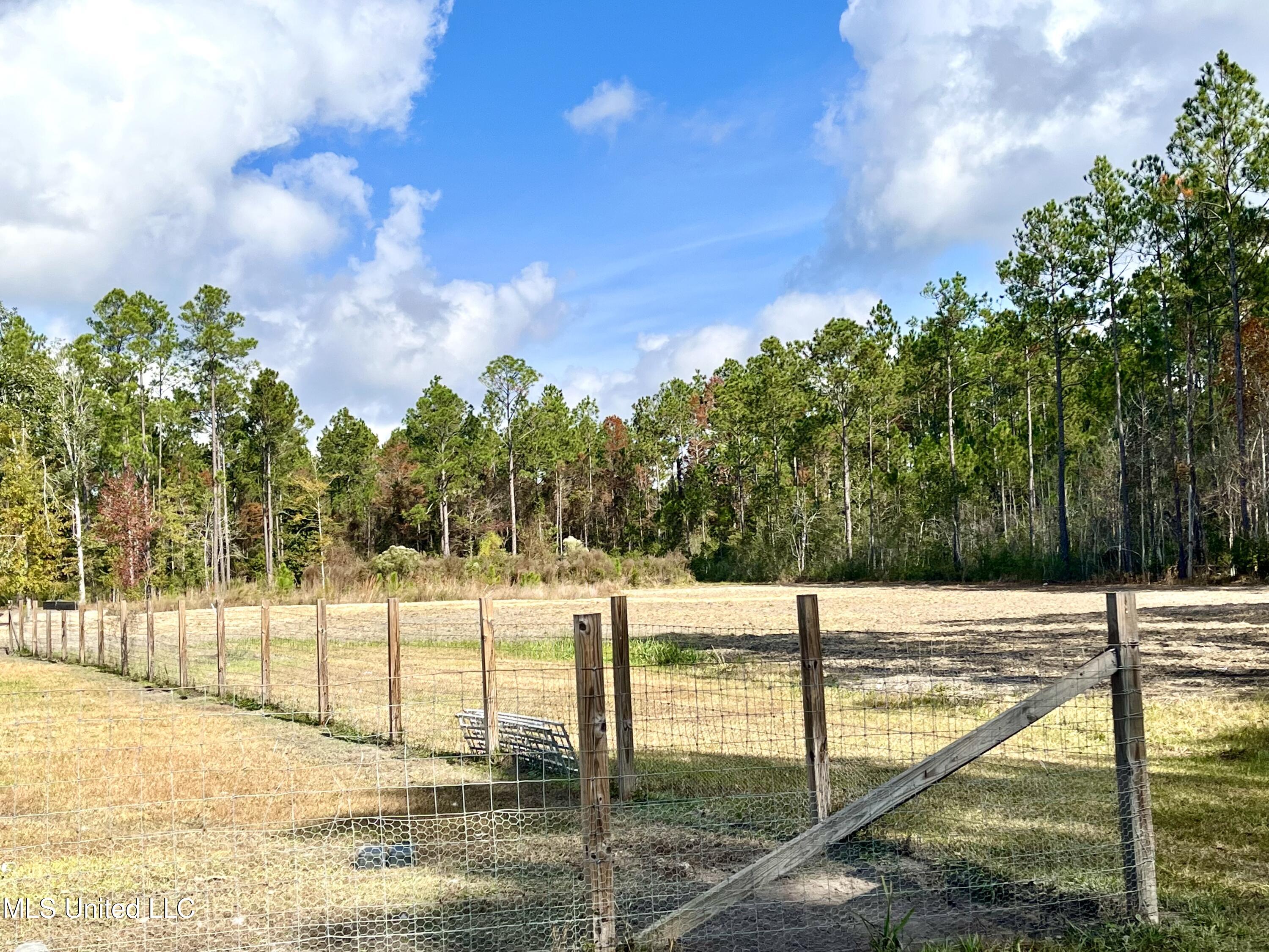 8537 Augusta Road Moss Point, MS 39562 - Photo 5 of 36 IMG_6071