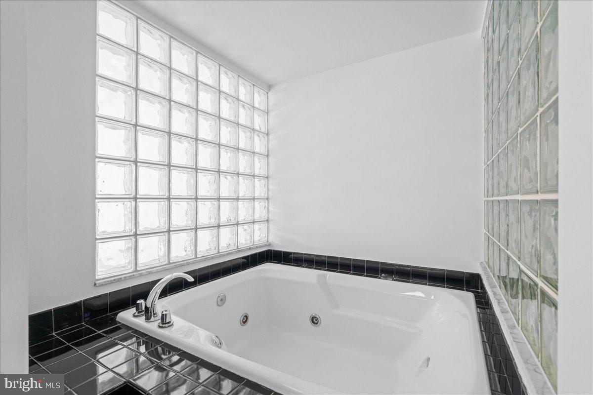 350 River Road, Unit D10 New Hope, PA 18938 - Photo 25 of 41 a bathroom with a bathtub