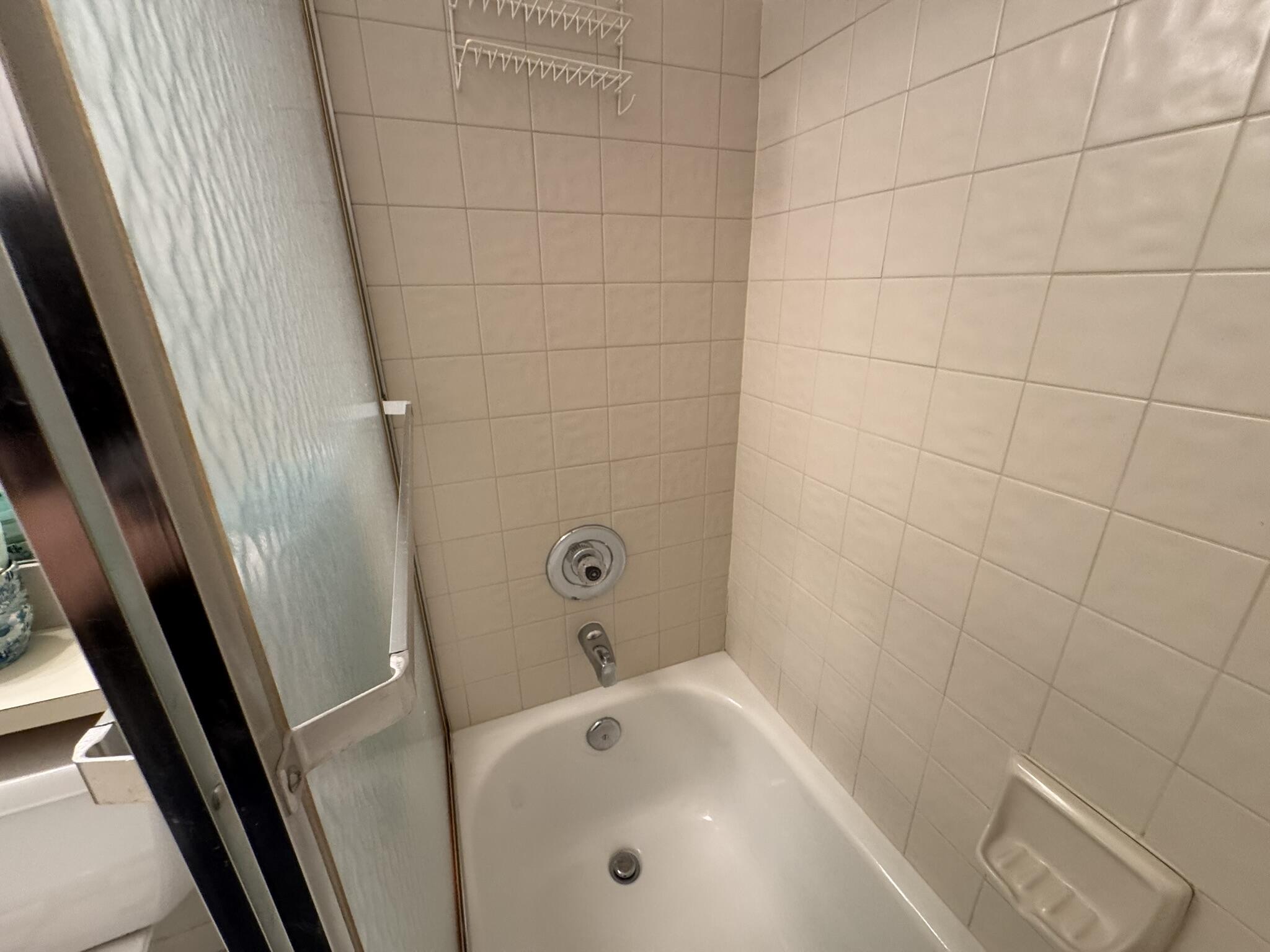 801 Sabal Ridge Circle, Unit H Palm Beach Gardens, FL 33418 - Photo 31 of 42 a bathroom with a bathtub