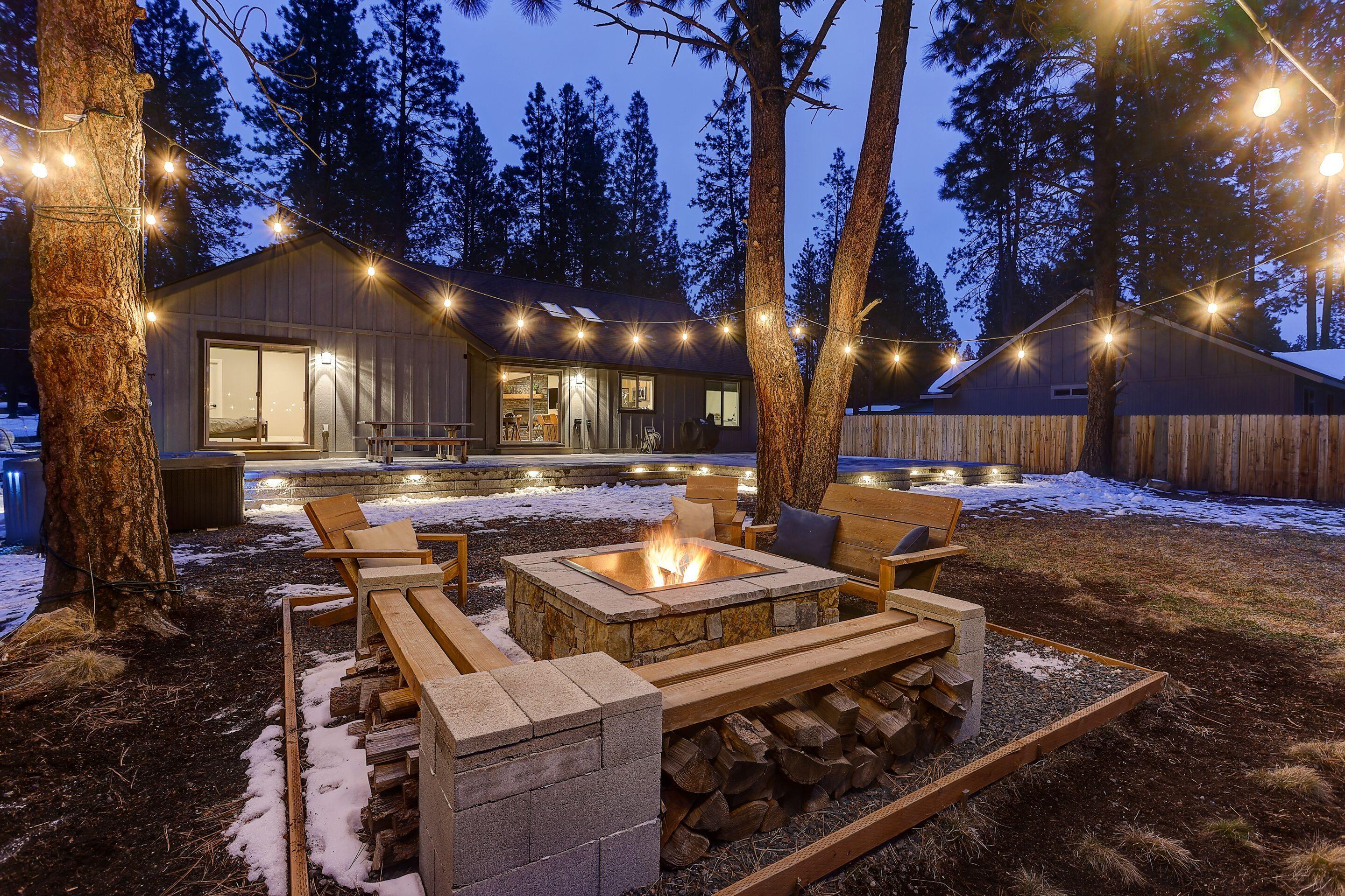 19047 Pumice Butte Road Bend, OR 97702 - Photo 5 of 38 a view of a kitchen with swimming pool and sitting area
