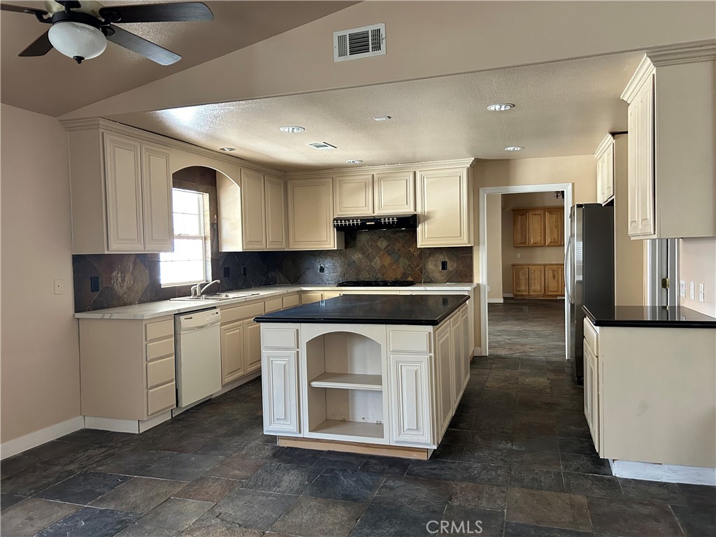 13955 Okesa Road Apple Valley, CA 92307 - Photo 3 of 20