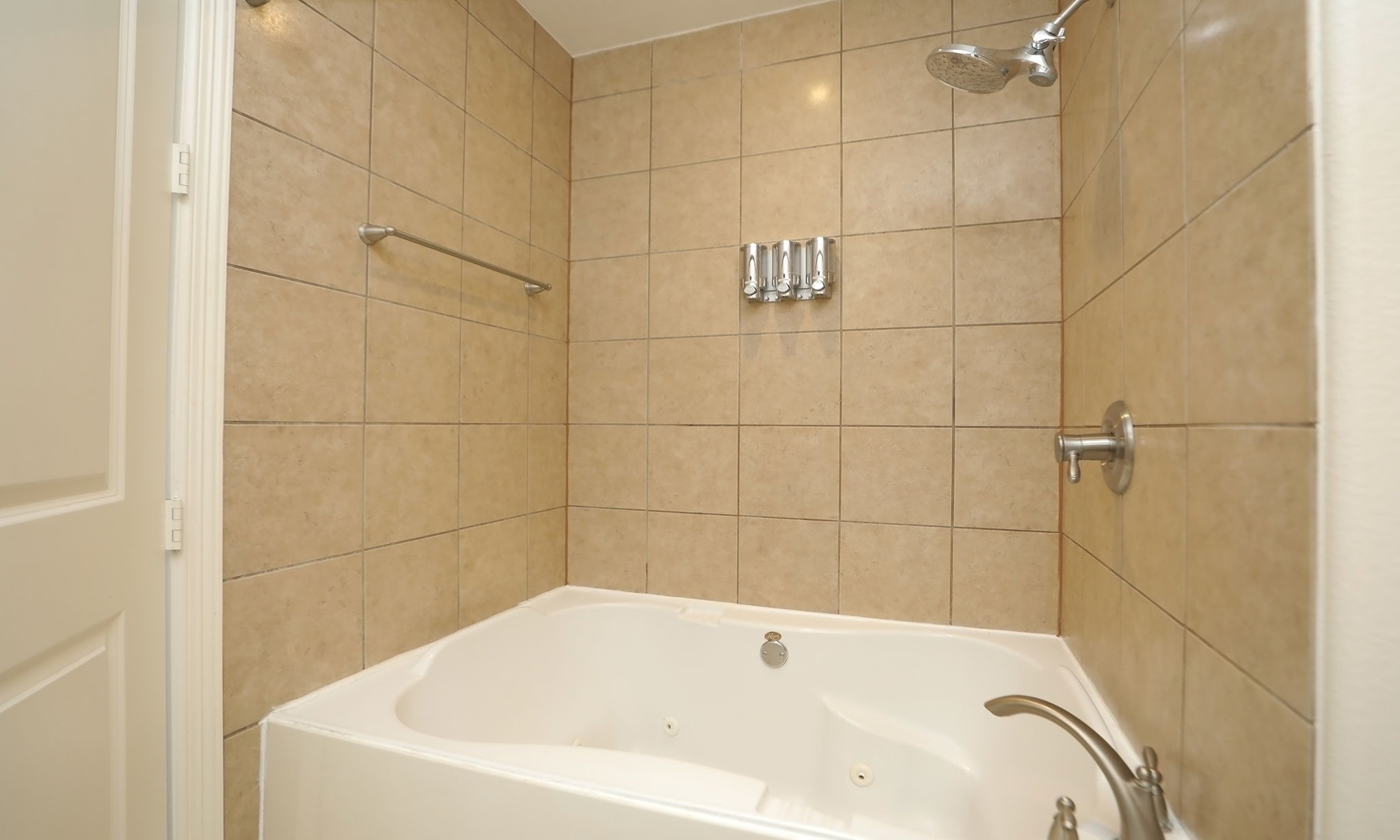 2120 Kipling Street, Unit 402 Houston, TX 77098 - Photo 24 of 30 a bathroom with a bathtub