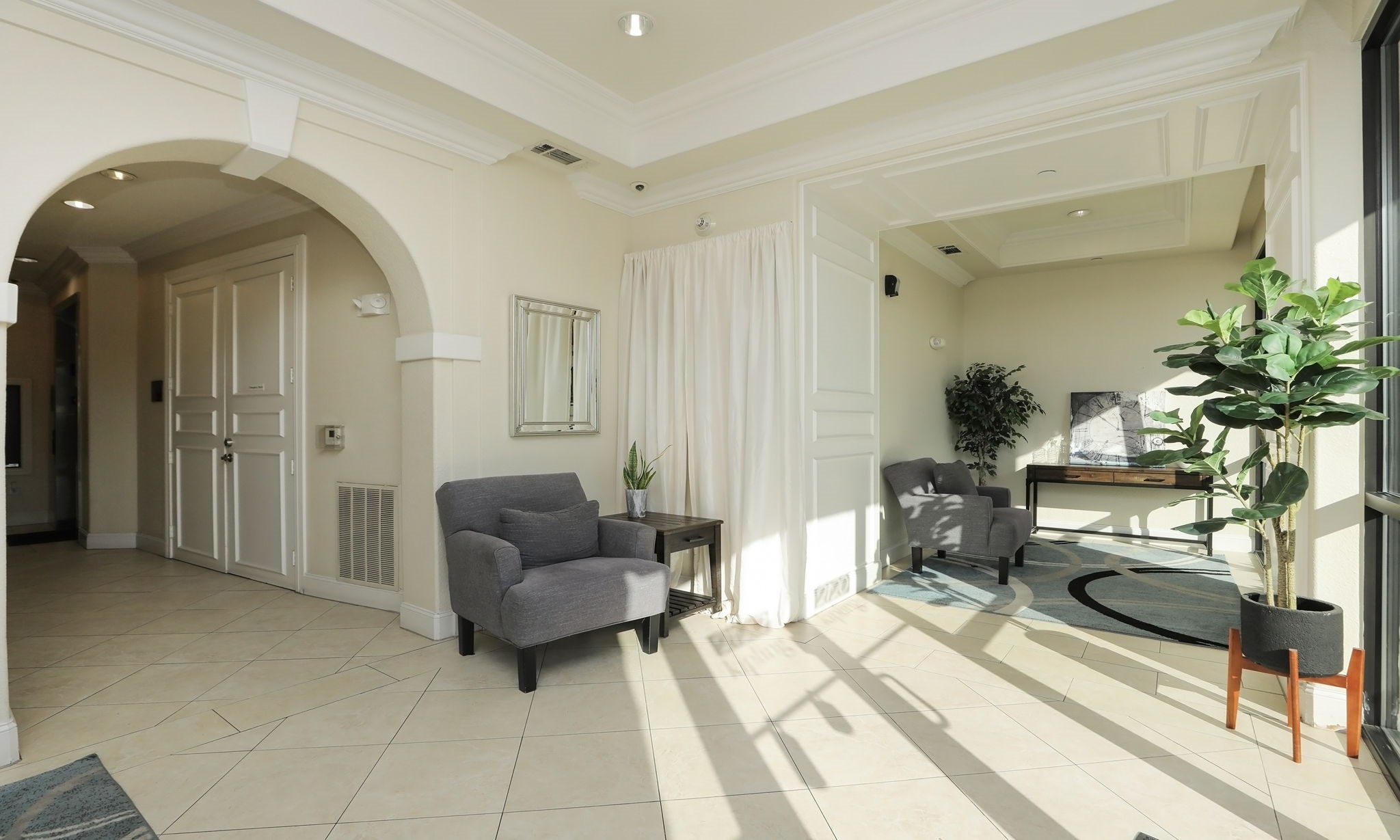 2120 Kipling Street, Unit 402 Houston, TX 77098 - Photo 3 of 30 a living room with furniture and a potted plant