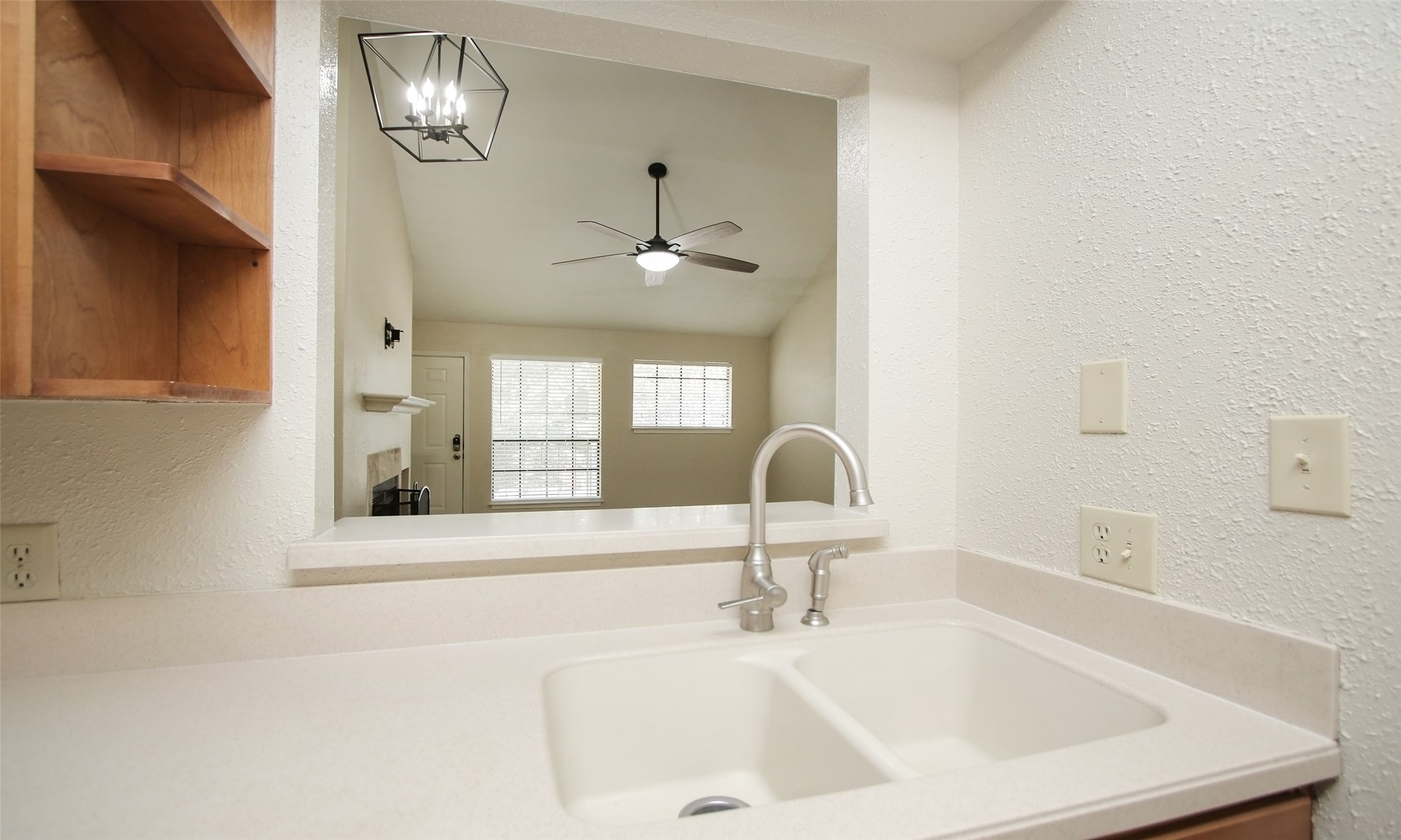 4900 Floyd Street, Unit 11 Houston, TX 77007 - Photo 16 of 37 Kitchen opening looks into dining room