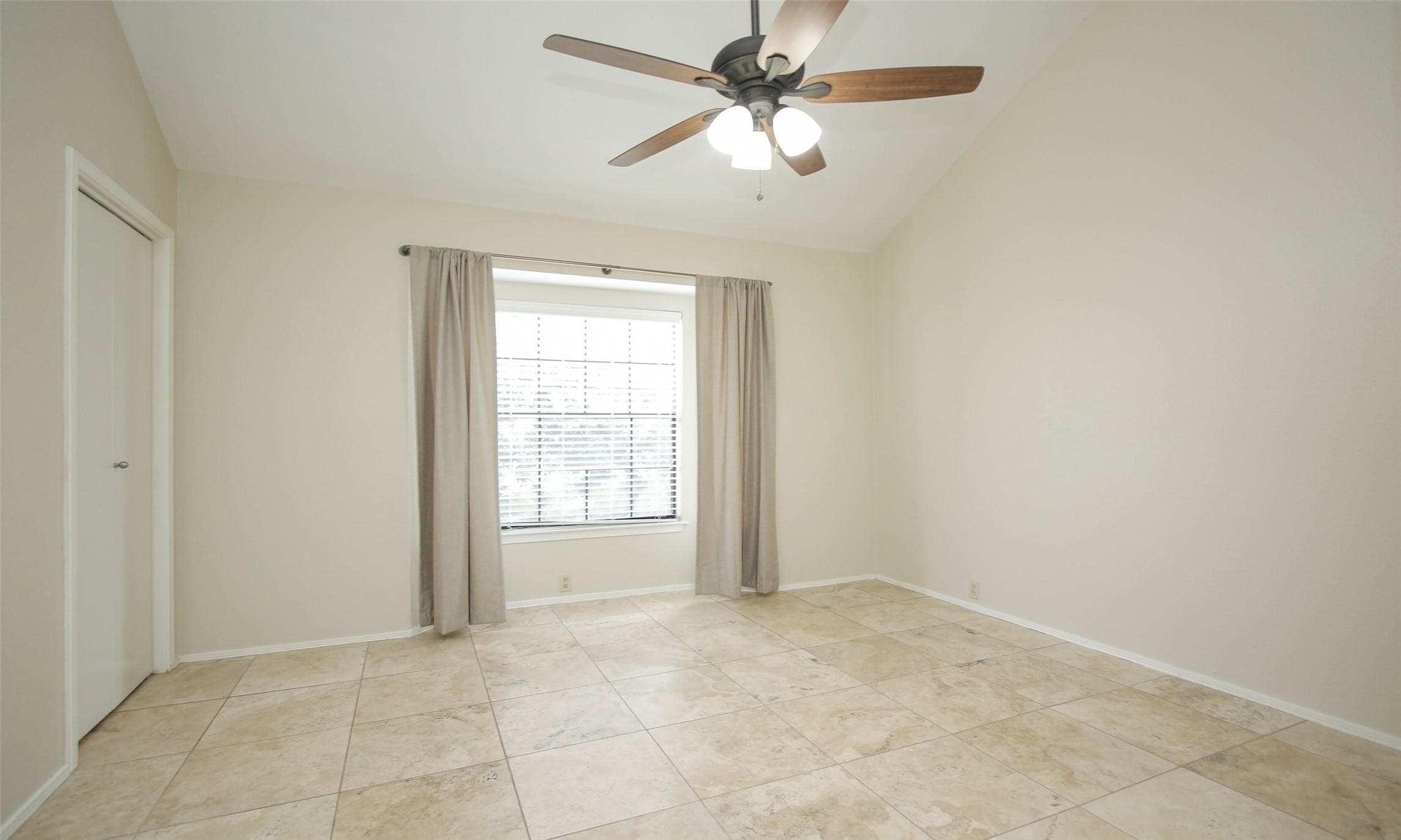 4900 Floyd Street, Unit 11 Houston, TX 77007 - Photo 20 of 37 Primary bedroom