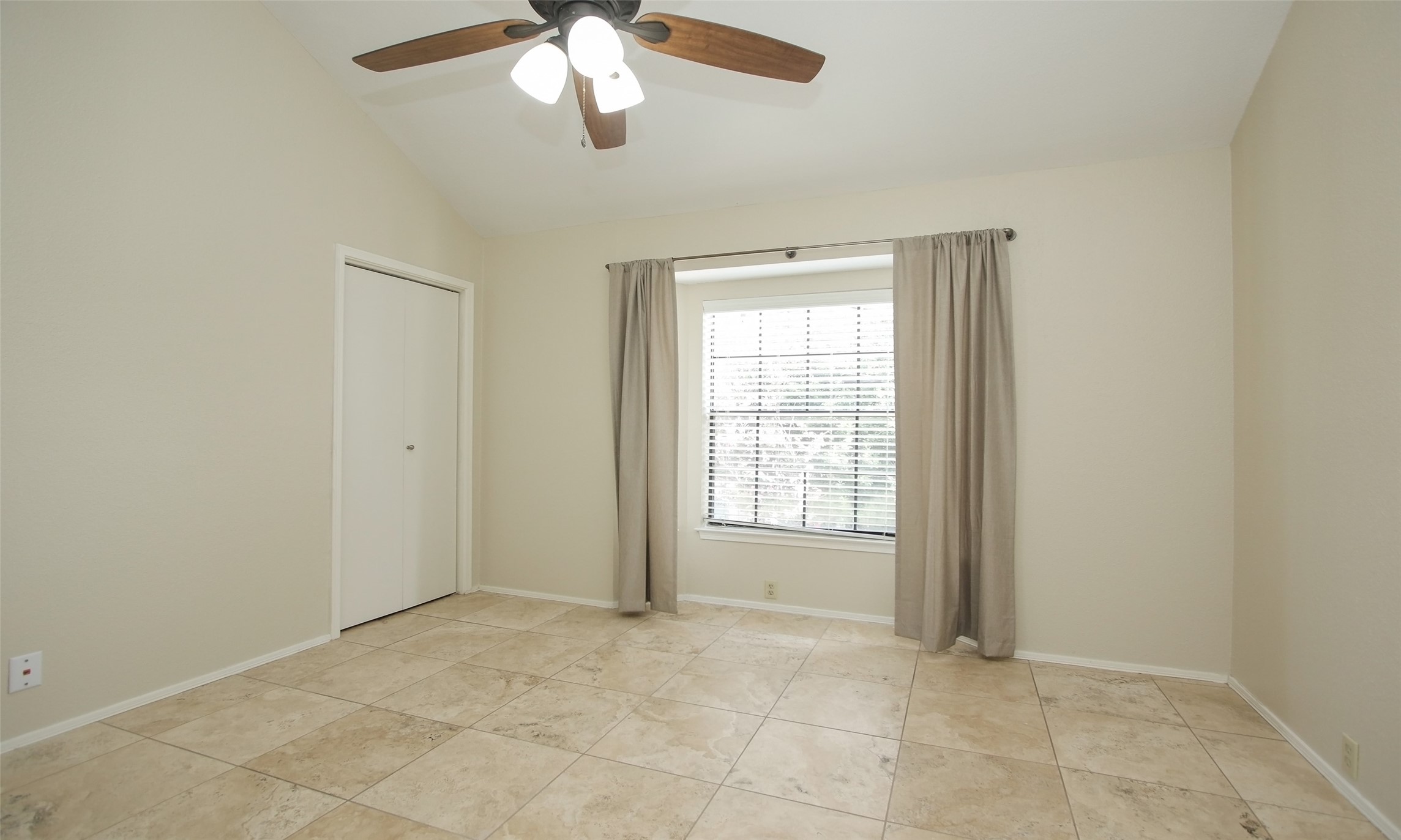 4900 Floyd Street, Unit 11 Houston, TX 77007 - Photo 21 of 37 Primary Bedroom