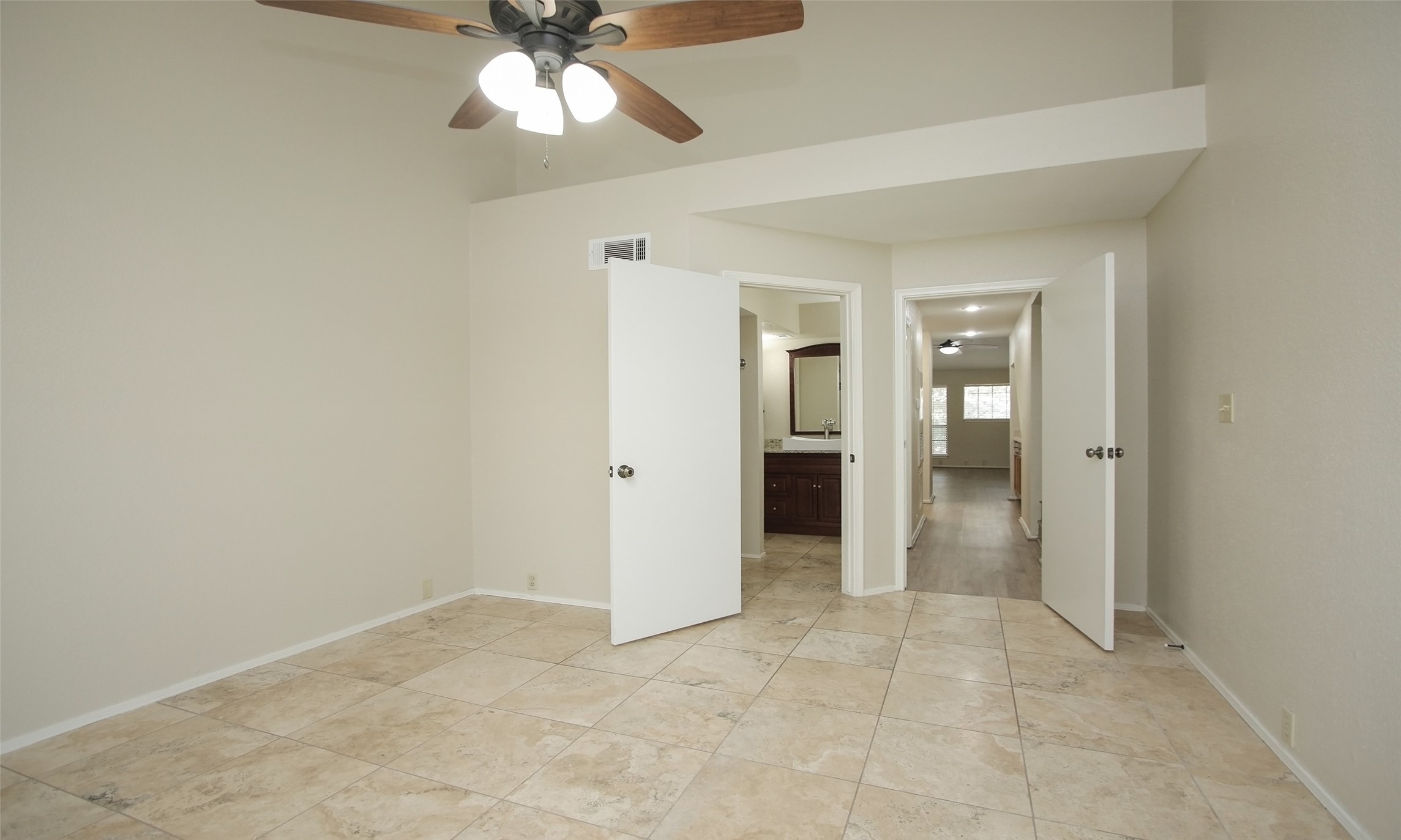 4900 Floyd Street, Unit 11 Houston, TX 77007 - Photo 22 of 37 Primary Bedroom