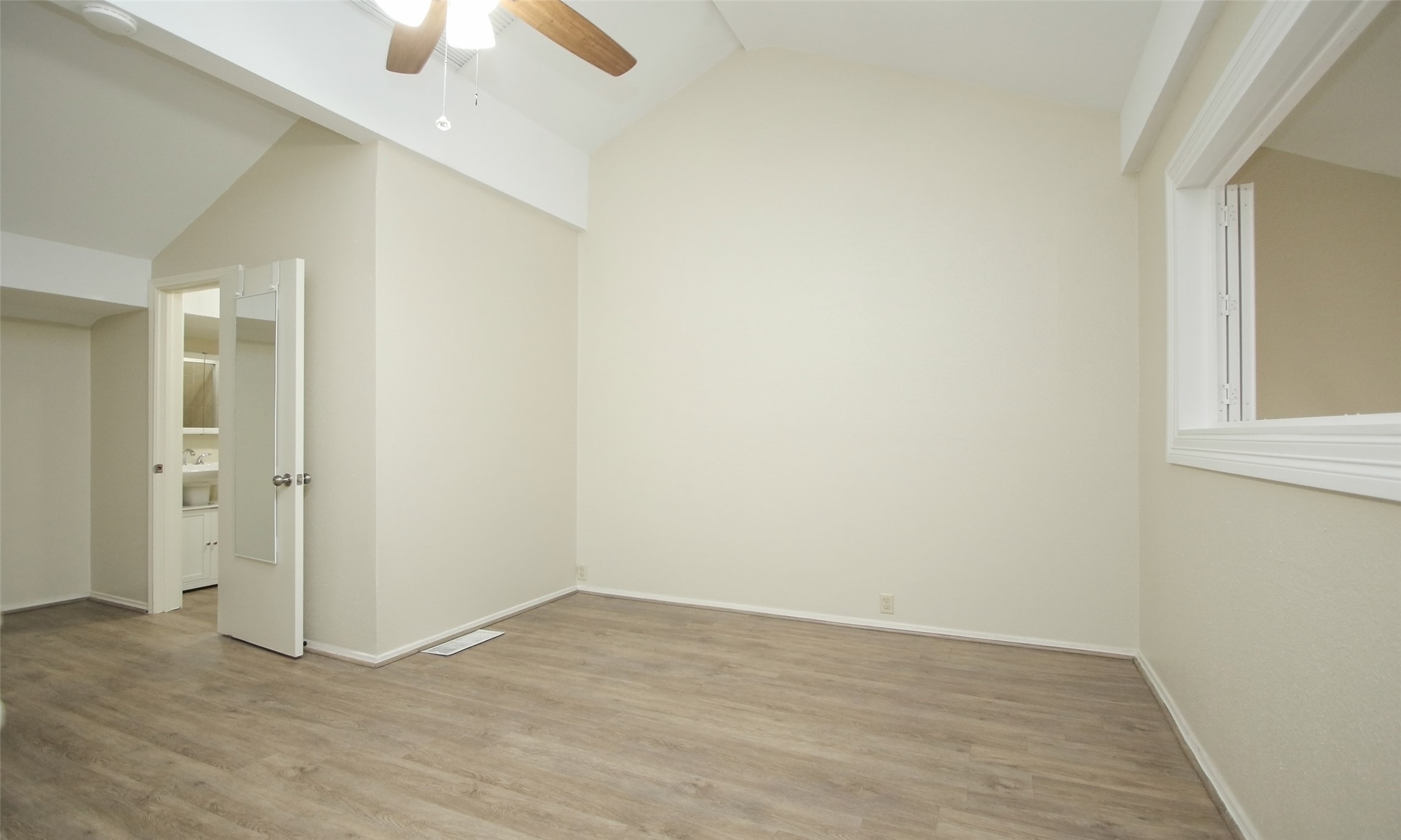 4900 Floyd Street, Unit 11 Houston, TX 77007 - Photo 29 of 37 2nd bedroom upstairs