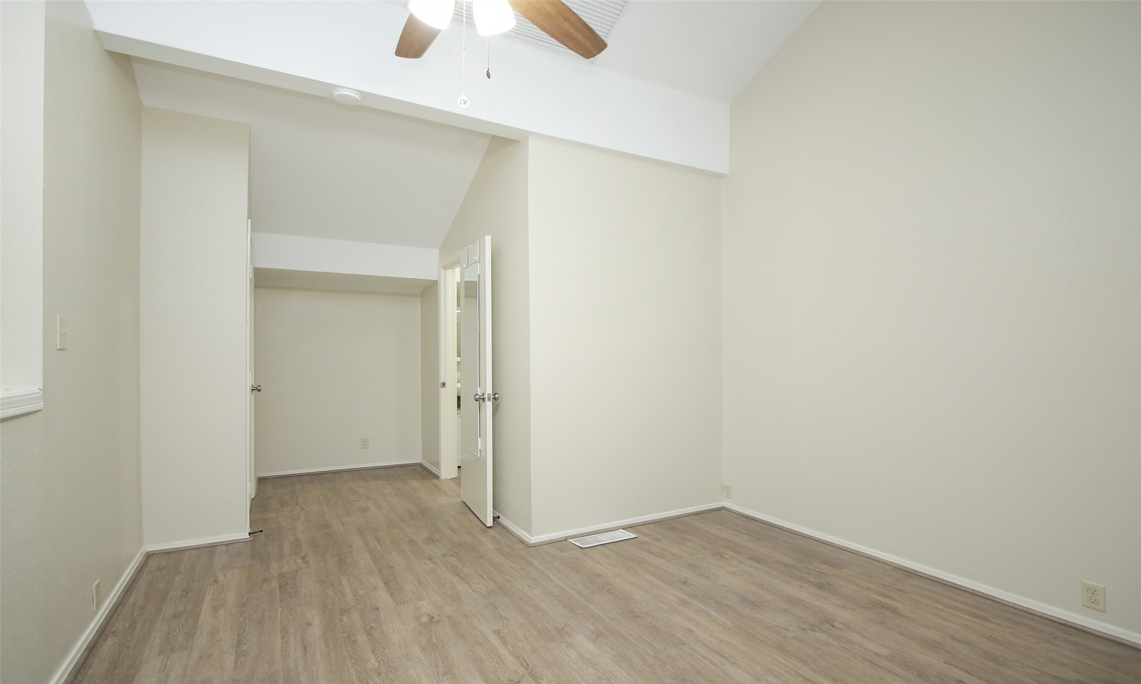 4900 Floyd Street, Unit 11 Houston, TX 77007 - Photo 30 of 37 2nd bedroom upstairs