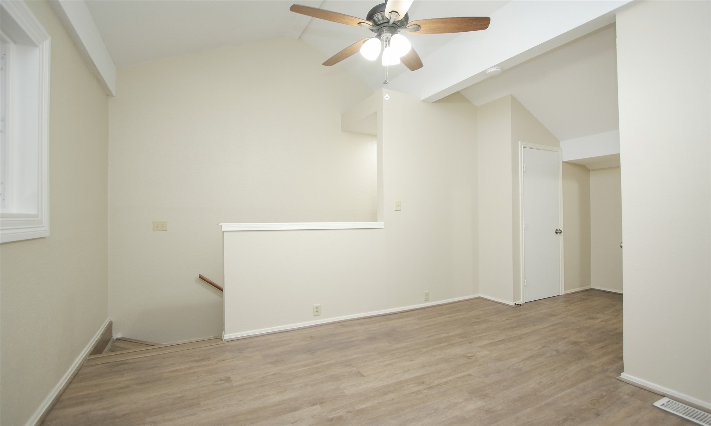 4900 Floyd Street, Unit 11 Houston, TX 77007 - Photo 31 of 37 2nd bedroom upstairs
