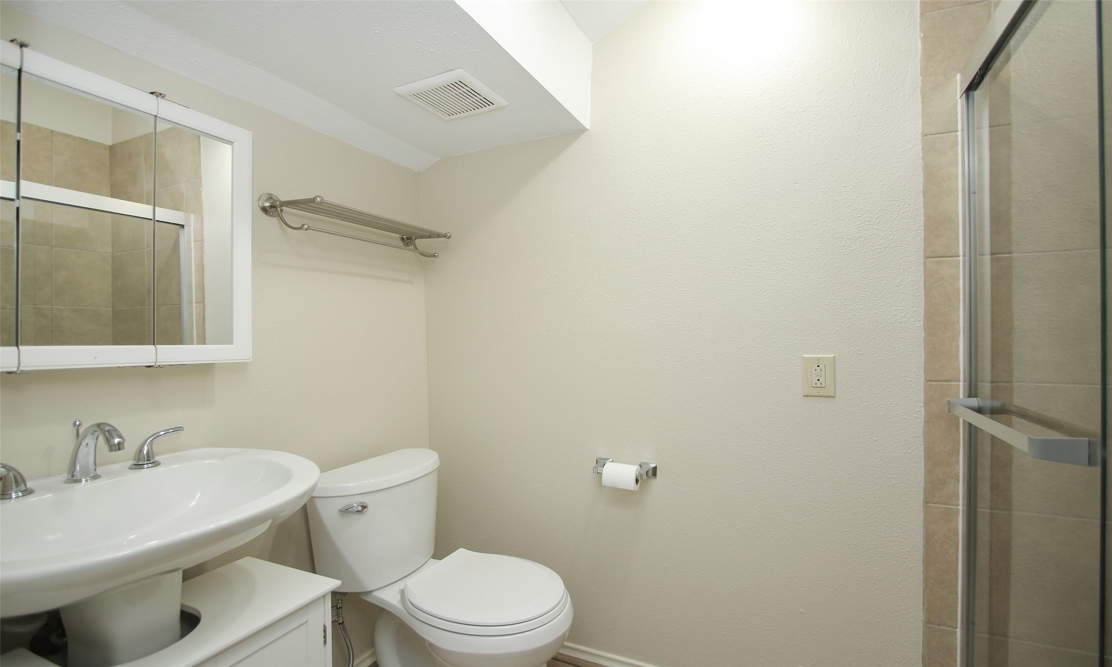 4900 Floyd Street, Unit 11 Houston, TX 77007 - Photo 32 of 37 2nd bath upstairs