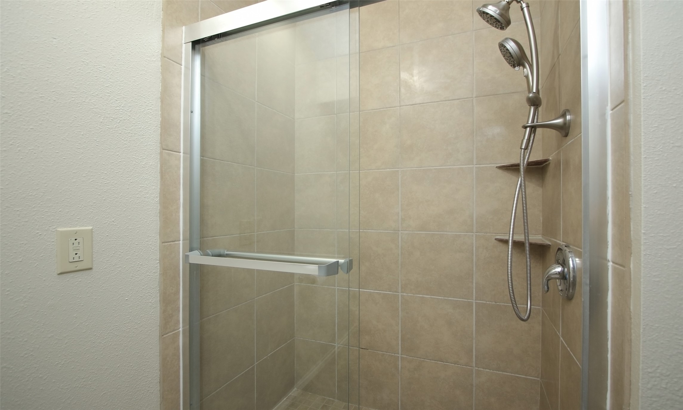 4900 Floyd Street, Unit 11 Houston, TX 77007 - Photo 33 of 37 2nd bath upstairs