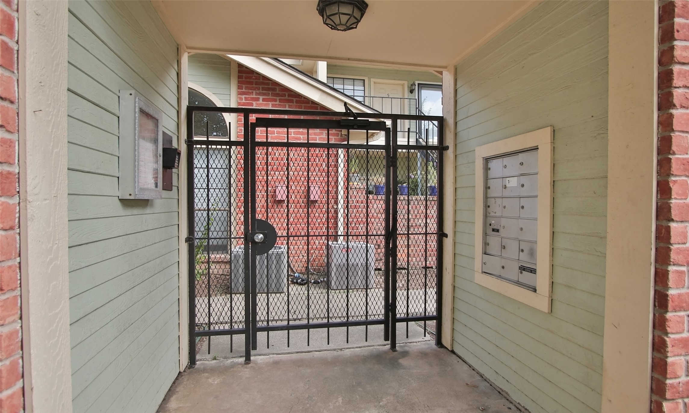 4900 Floyd Street, Unit 11 Houston, TX 77007 - Photo 35 of 37 Walk in Gate at the mailboxes