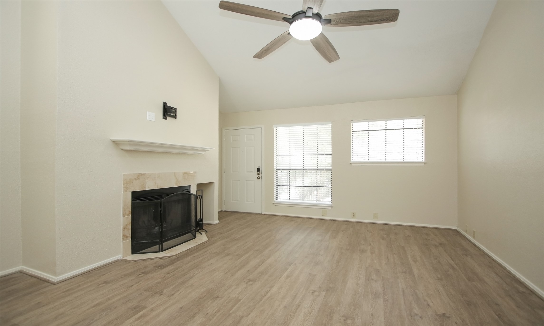 4900 Floyd Street, Unit 11 Houston, TX 77007 - Photo 7 of 37 Open Living Area