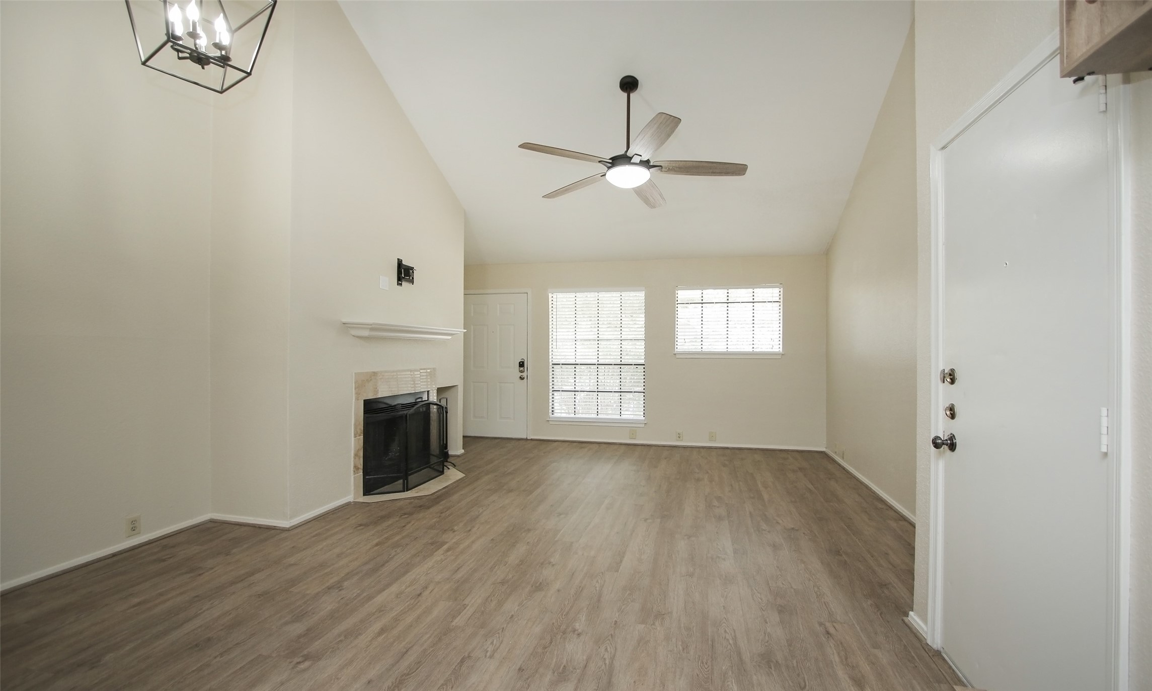 4900 Floyd Street, Unit 11 Houston, TX 77007 - Photo 9 of 37 Dining into Living Area