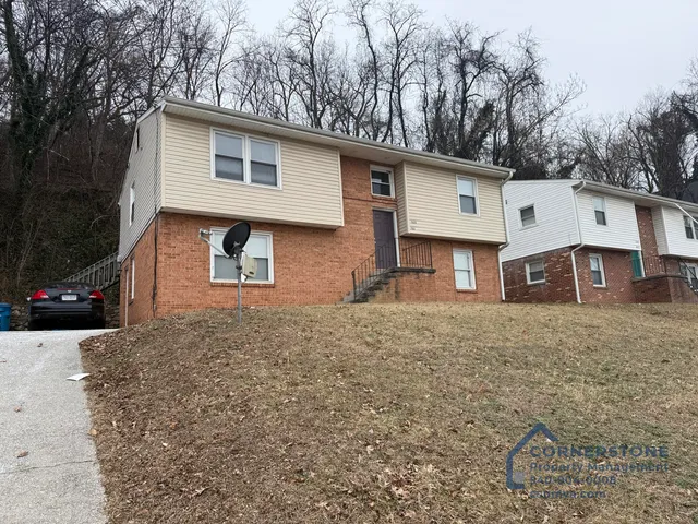 $1,350 | 703 Riverland Road Southeast, Roanoke, VA 24014