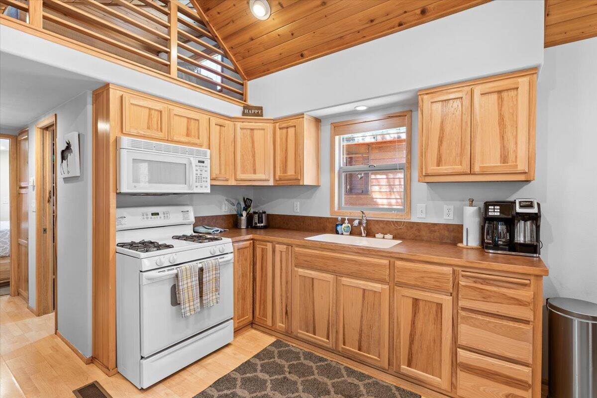 7979 Hyatt Prairie Road, Unit 32 Ashland, OR 97520 - Photo 17 of 38 17_Cabin_32
