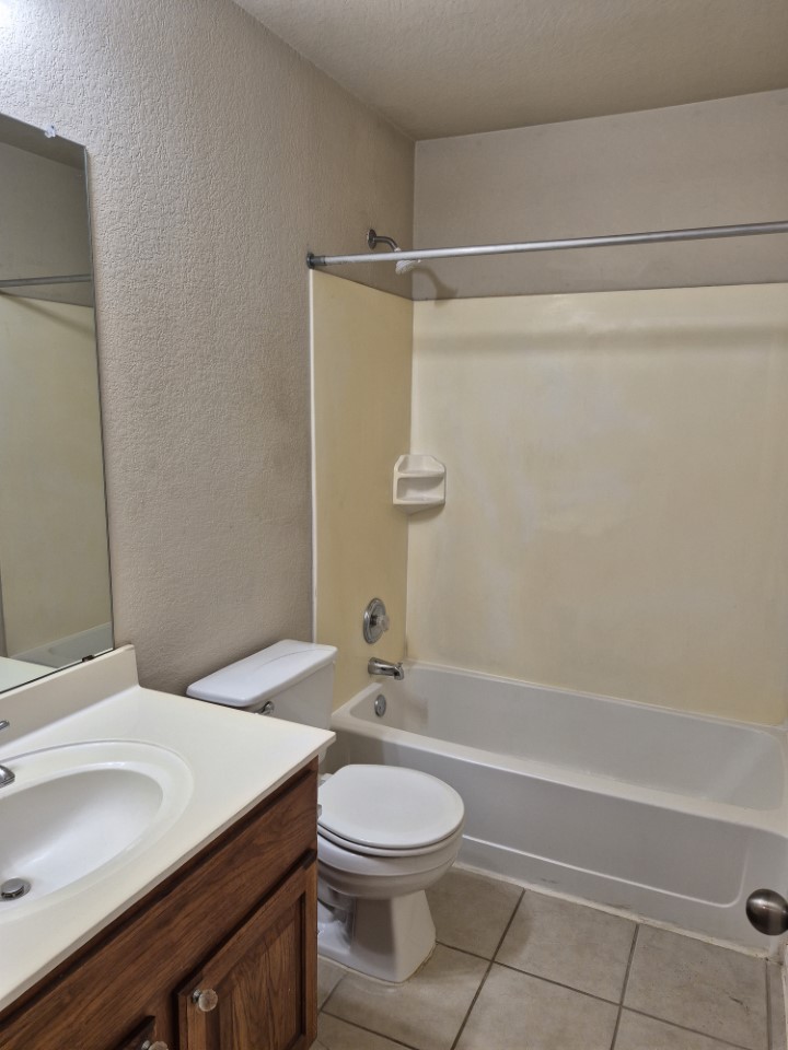 808 Busleigh Castle Way Pflugerville, TX 78660 - Photo 28 of 31 Second floor hall bath
