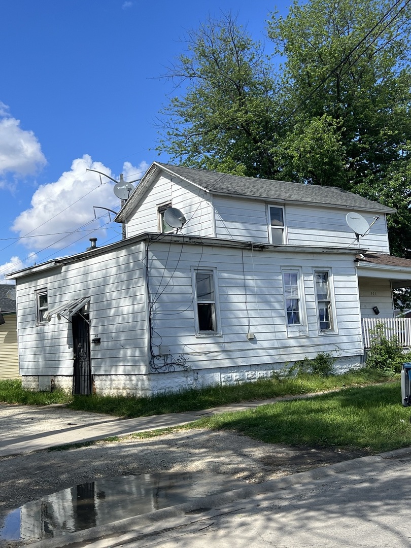 301 North West Avenue Kankakee, IL 60901 - Photo 2 of 13 a front view of a house with a yard