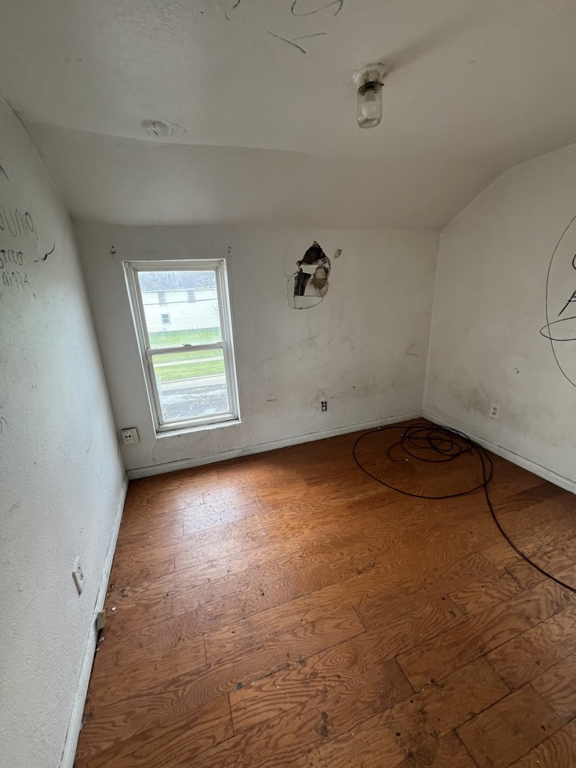 301 North West Avenue Kankakee, IL 60901 - Photo 8 of 13 an empty room with windows